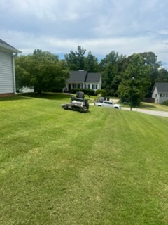 A freshly mowed lawn with the Mason Worx zero-turn parked mid-yard